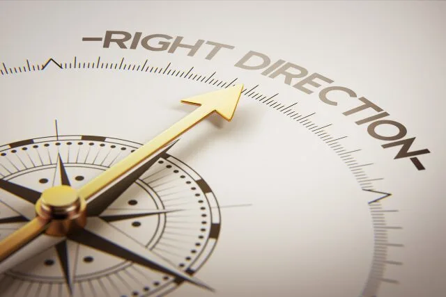 「RIGHT DIRECTION」と書かれたコンパスの針が正しい方向を示している様子
