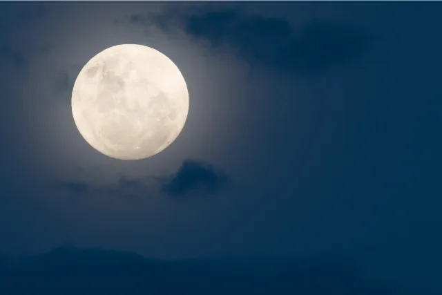 夜空に浮かぶまんまるな満月