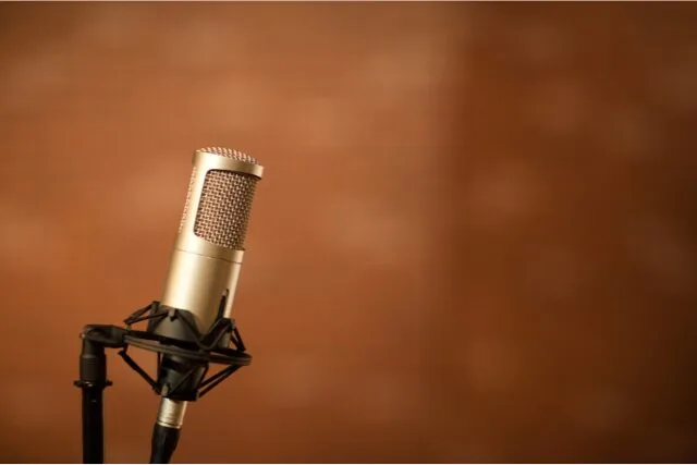 録音用マイク。シャンソン歌手の歌声をイメージさせるシンプルなスタジオ風景