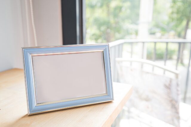 光の差し込む部屋に置かれたフォトフレーム