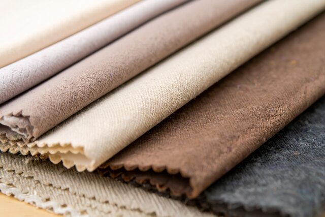 ベージュやブラウンなど、落ち着いたトーンの生地が重ねられている。
