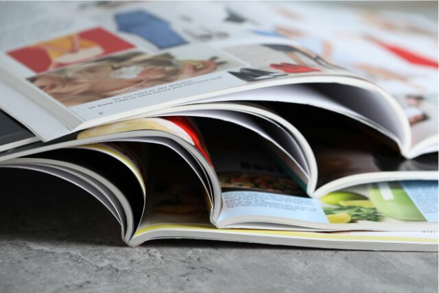 重ねて並べられた雑誌。旅行雑誌の多様な魅力をイメージ
