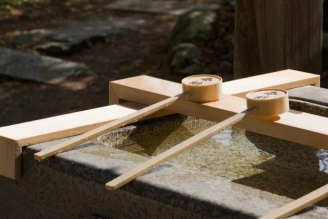 静かな境内にある手水舎で、散歩の途中に立ち止まるひととき