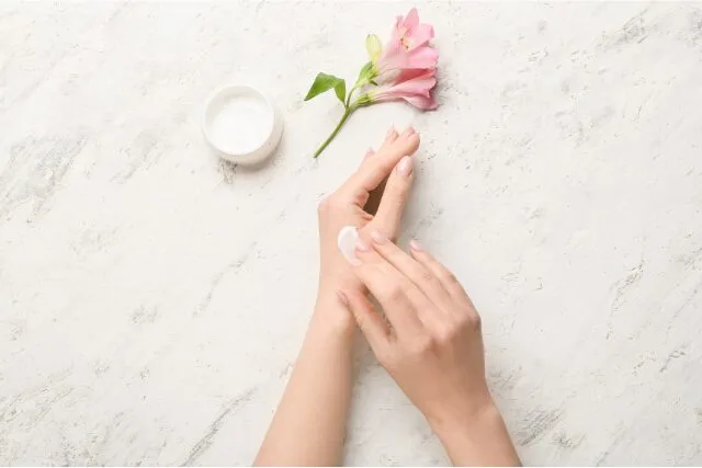 ハンドクリームを塗る写真