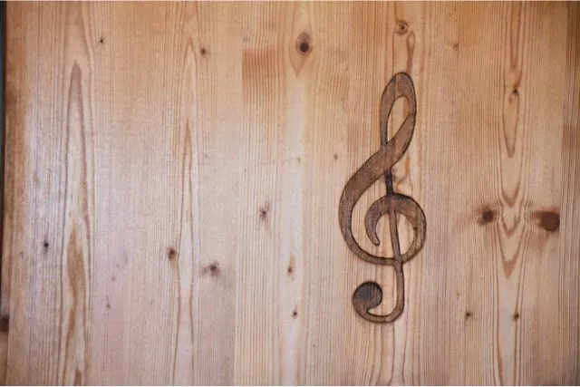 木の壁にト音記号がある写真