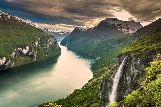 ノルウェーのフィヨルドと滝の風景。自然のスケールの大きさが伝わる景観