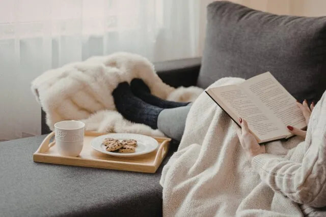 ソファで読書している写真