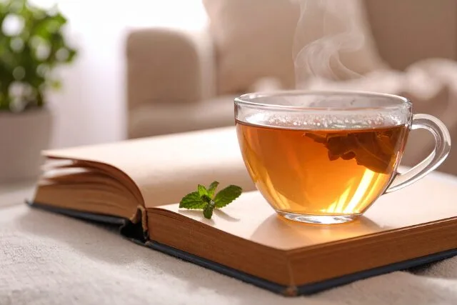 ハーブティーと本の写真