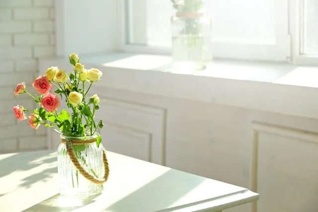 ガラス瓶の花の写真