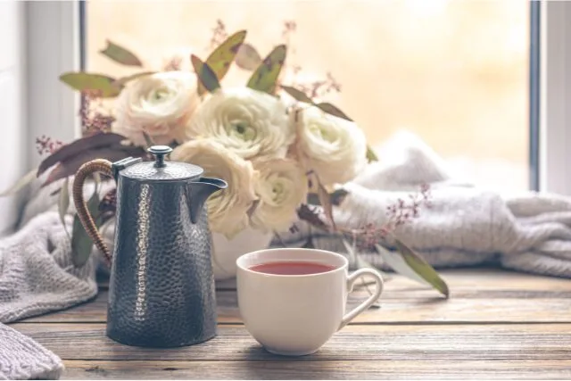 春の花とティーカップの写真