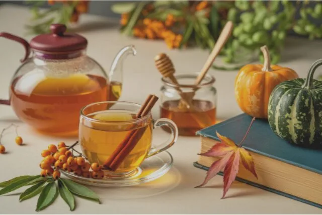 秋の植物とティーカップの写真