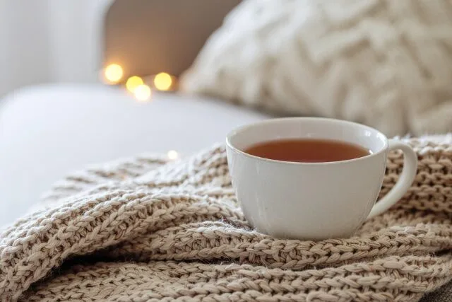 ブランケットとティーカップの写真