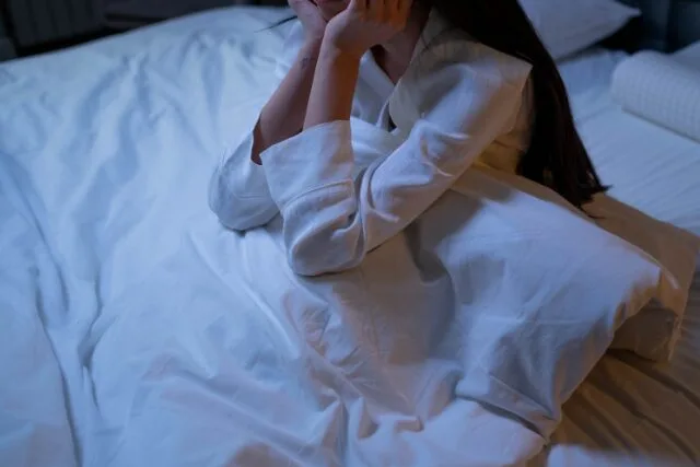 20-1.女性が眠れずに起きている写真