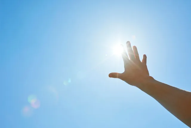 太陽を掴む手の写真